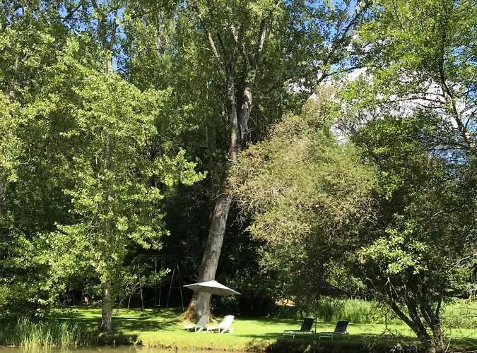 Le Moulin Neuf Bed and Breakfast 4*