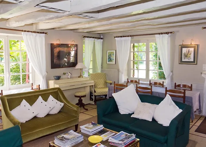 Le Moulin Neuf Bed and Breakfast 4*